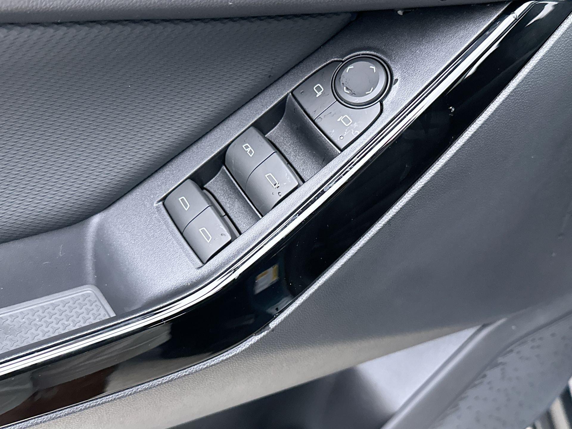2027 Chevrolet Equinox LT - Photo 65