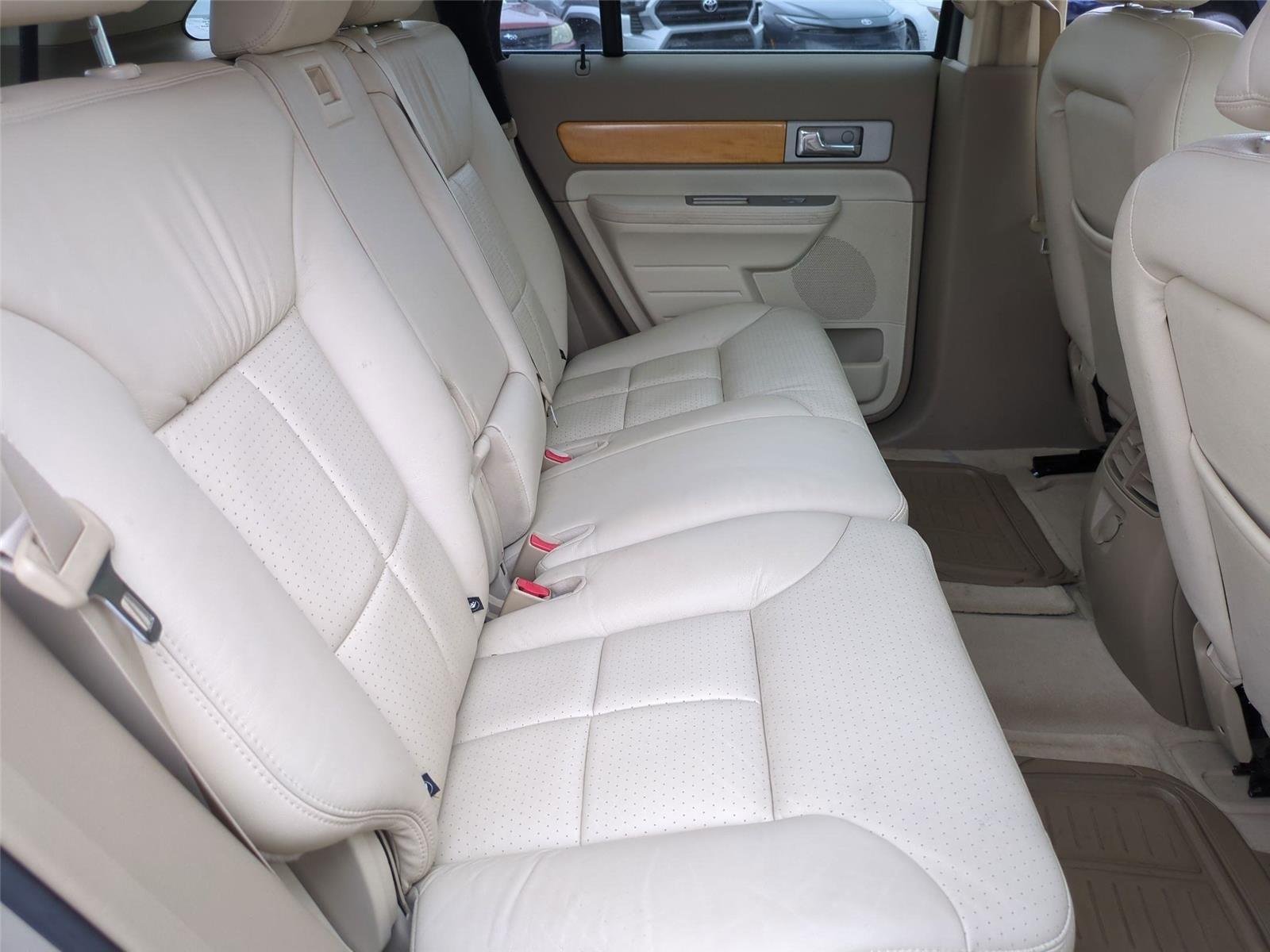 Used 2007  Lincoln  image 32