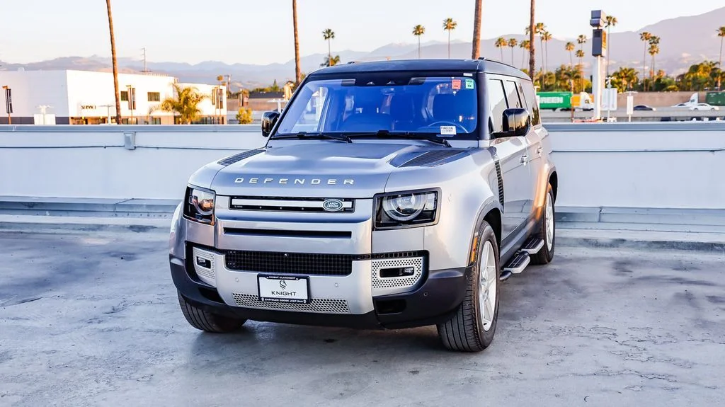 Used 2023  Land Rover SE image 4