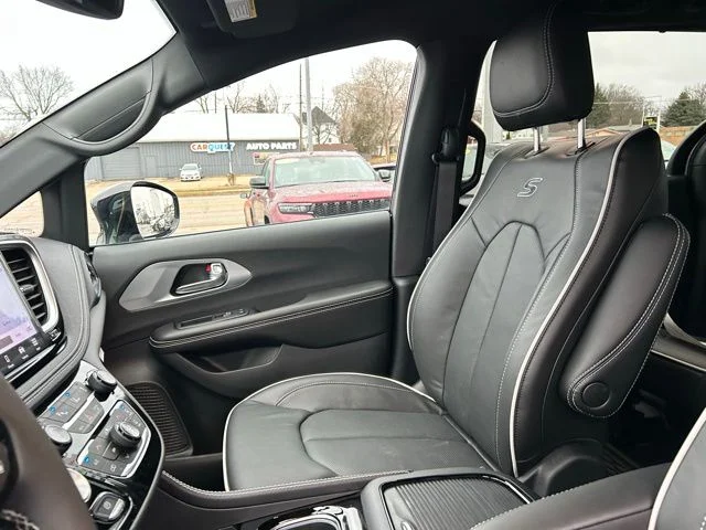 New 2026 Silver Mist Clear-Coat Exterior Paint Chrysler Limited image 31