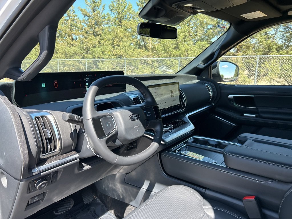 New 2026 Oxford White Ford Platinum image 15