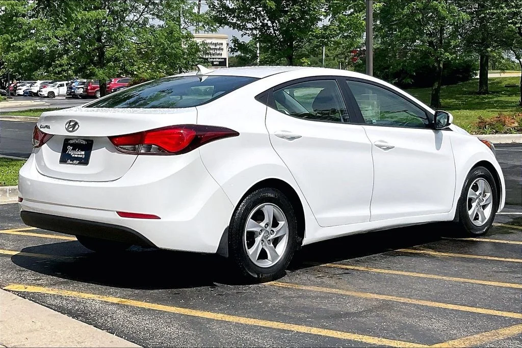 Used 2015 White Hyundai SE image 16