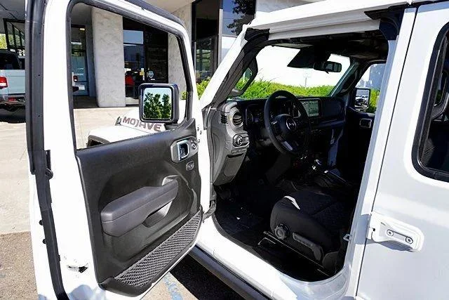 New 2026 Bright White Clear-Coat Exterior Paint Jeep Mojave image 42