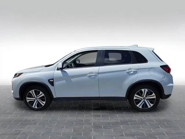 Used 2024 White Mitsubishi  image 4