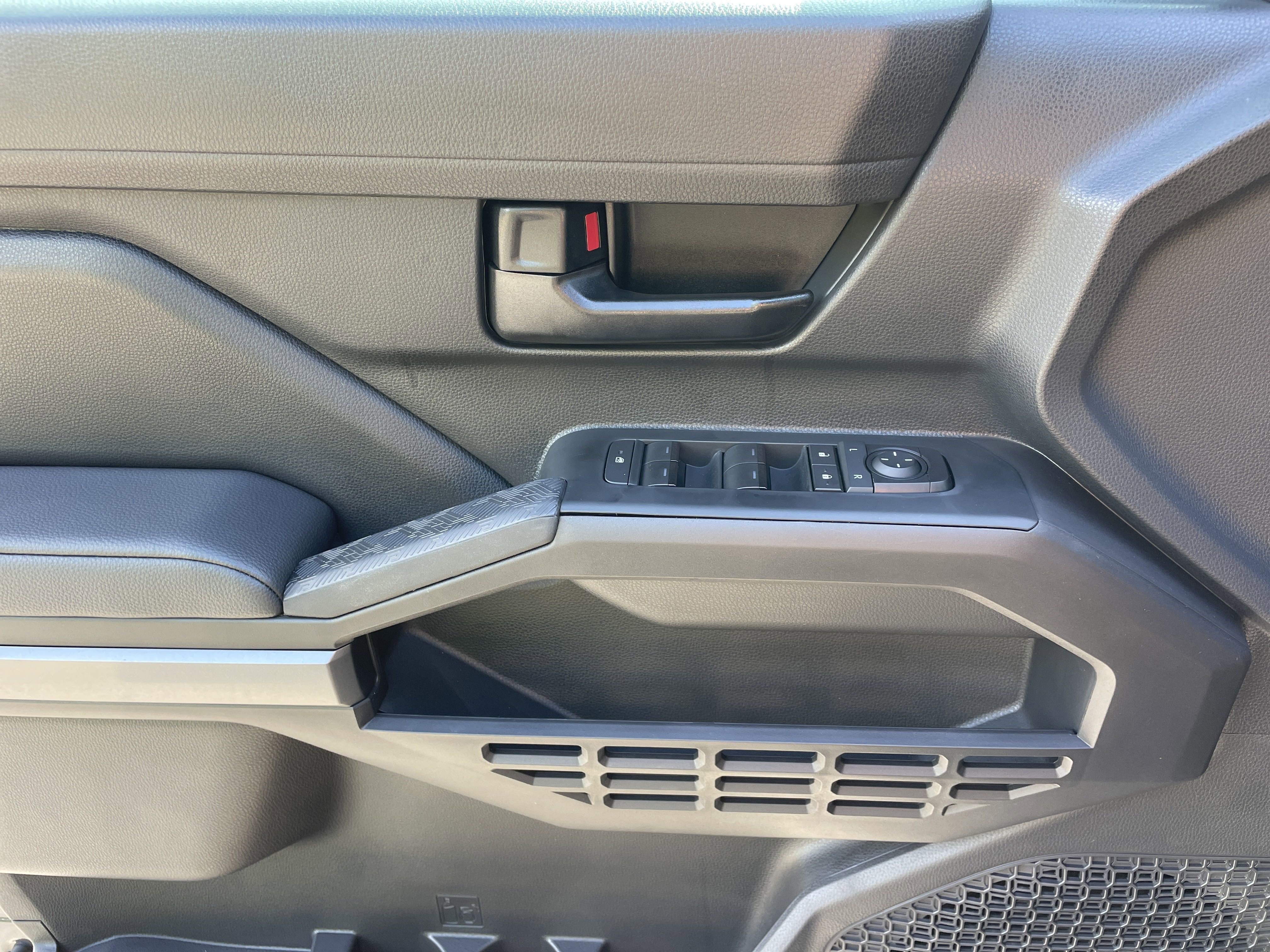 2025 Toyota Tacoma SR5 - Photo 12