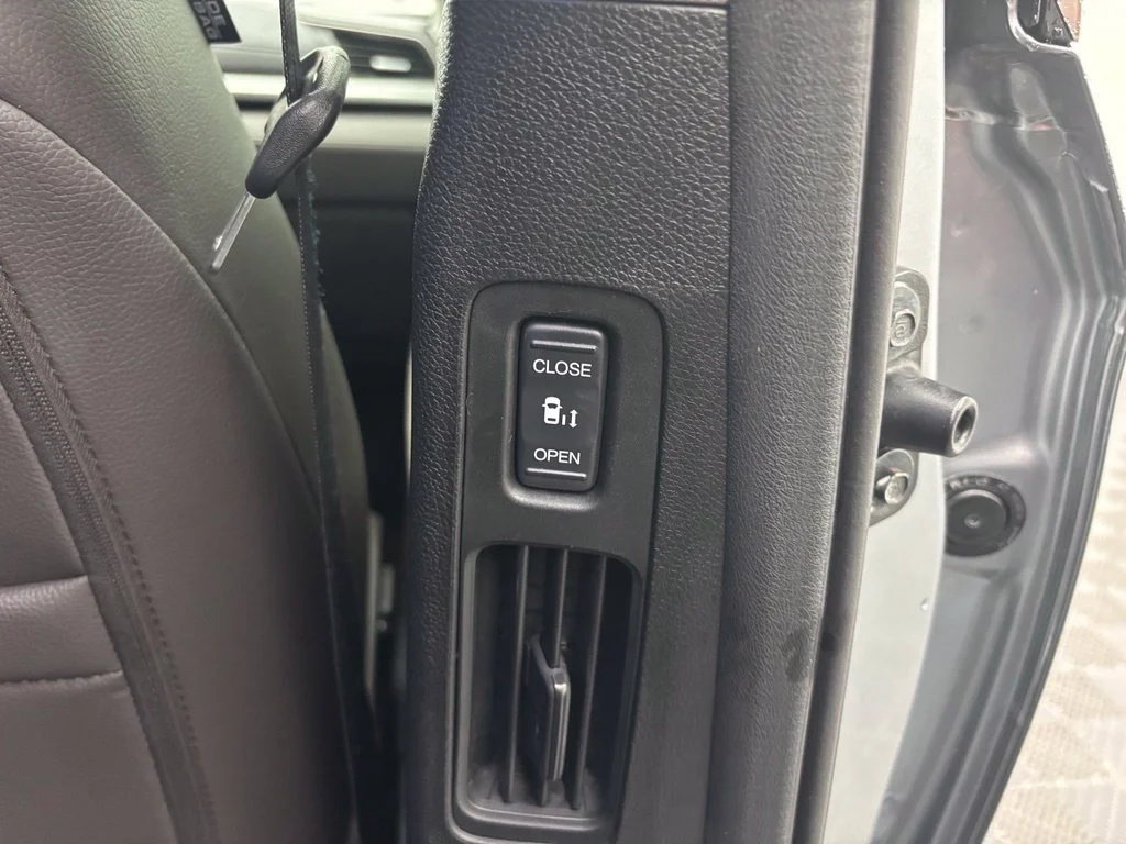 Used 2019 Silver Honda EX-L image 42