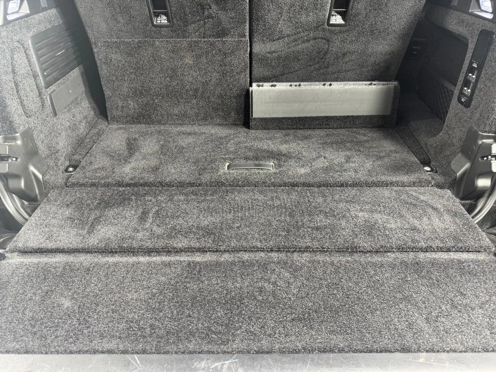 Used 2025 Fuji White Land Rover SE image 25