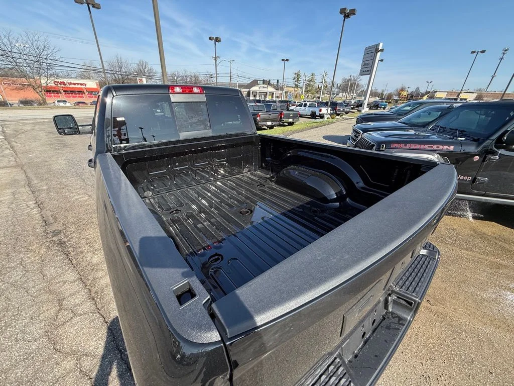 New 2026 Diamond Black Crystal Pearl-Coat Exterior Paint RAM Tradesman image 8