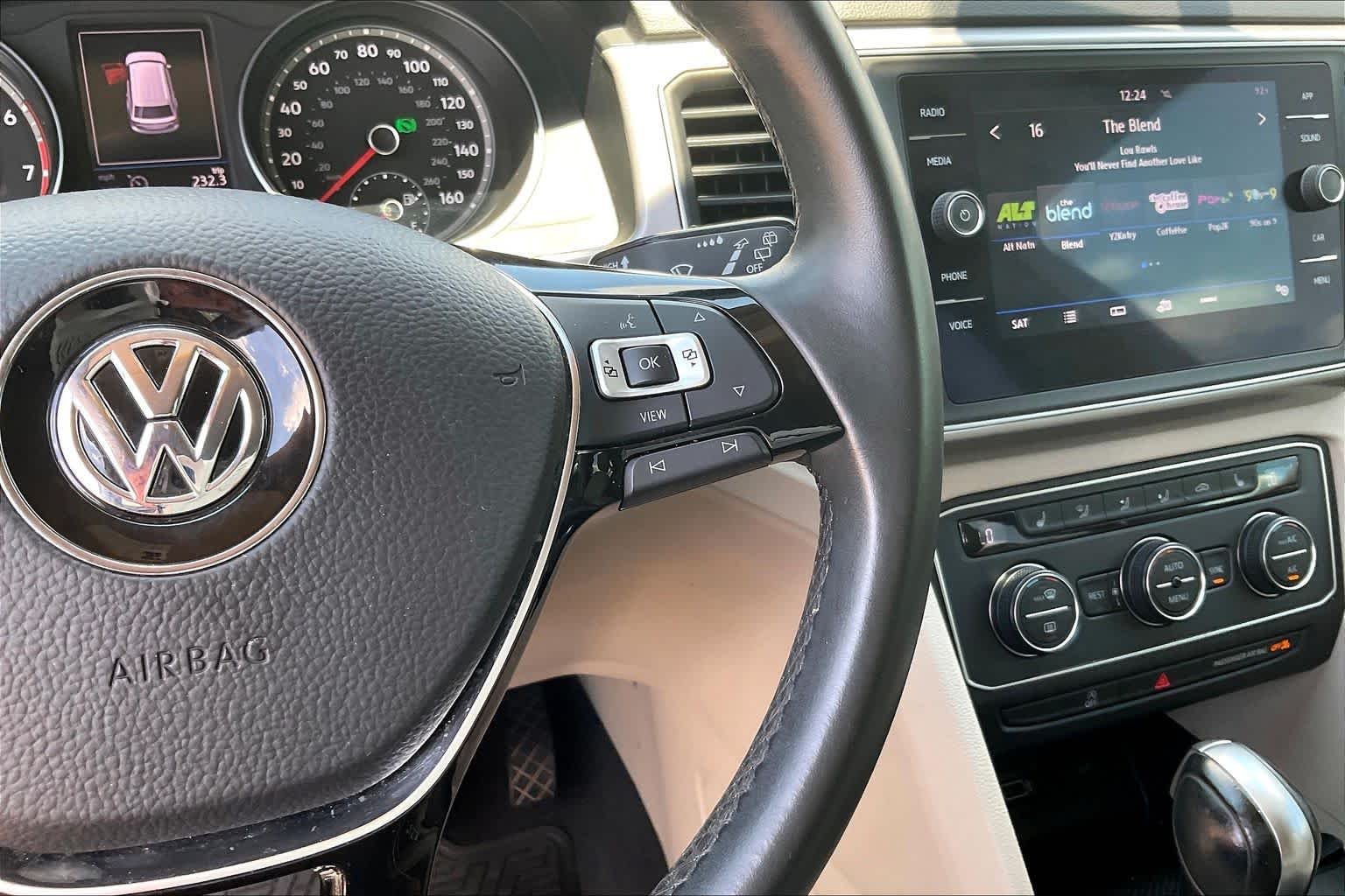 Used 2019 Pure White Volkswagen 3.6L V6 SE image 24