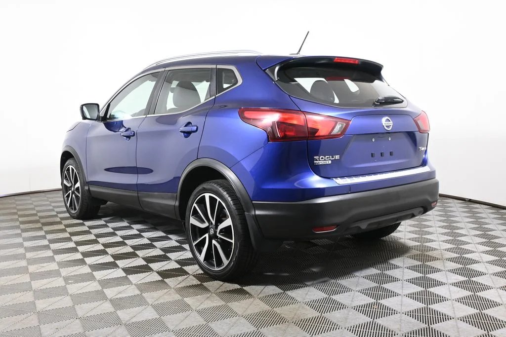 Used 2017 Blue Nissan SL image 5