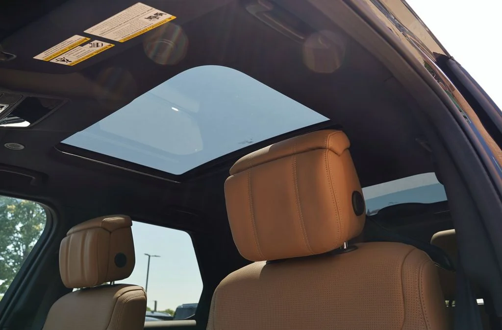 New 2026 Santorini Black Land Rover Dynamic SE image 13