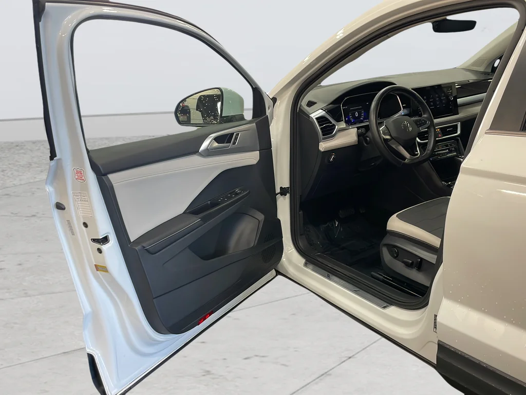 Used 2025 White Volkswagen 1.5T SE image 34