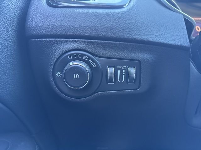 Used 2021 White Clearcoat Jeep Latitude image 13