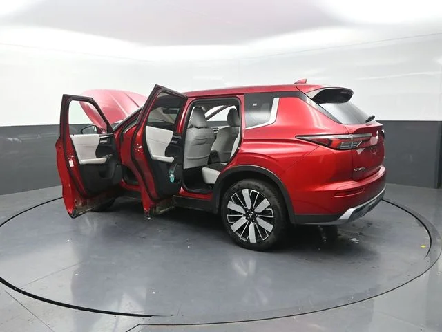 Used 2025  Mitsubishi SE image 44