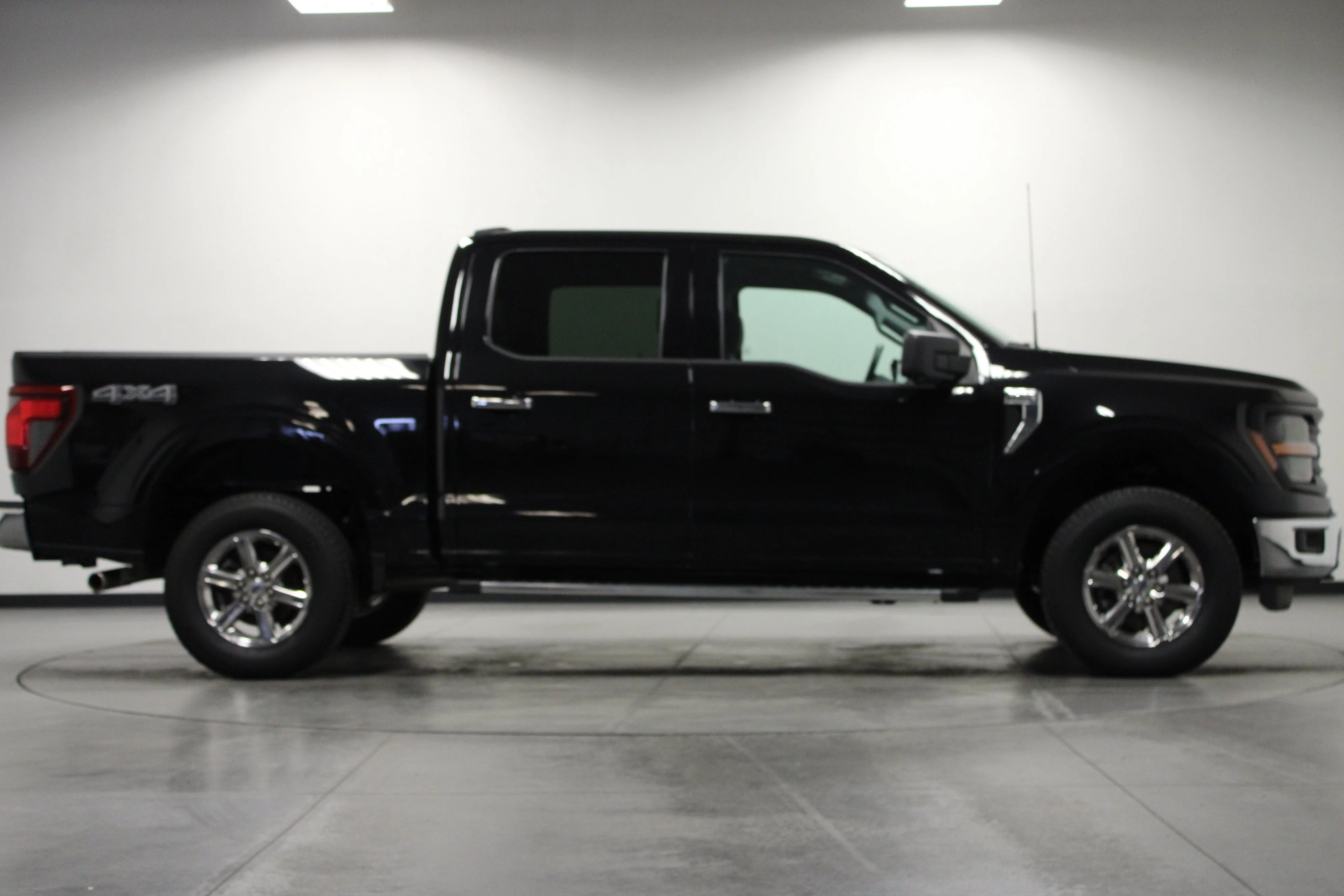 Used 2024 Agate Black Metallic Ford XLT image 3