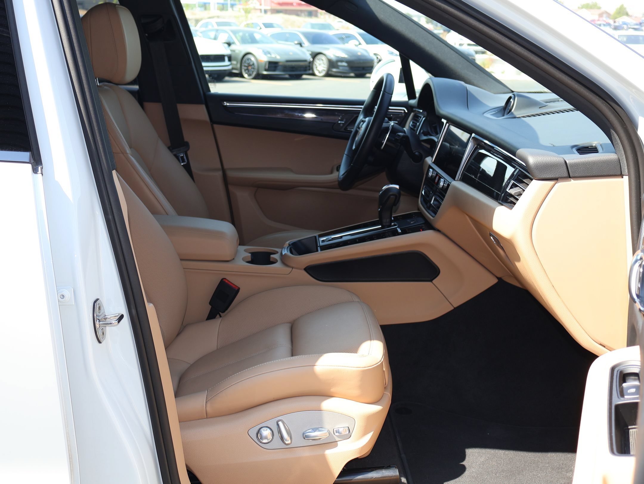 2026 Porsche Macan T - Photo 28