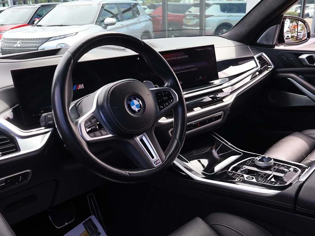 Used 2023 White BMW M60i image 36