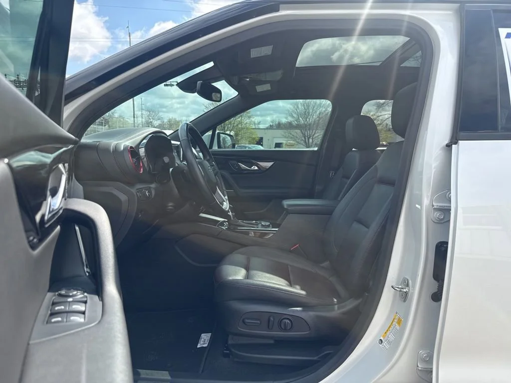 Used 2022 Iridescent Pearl Tricoat Chevrolet RS image 13