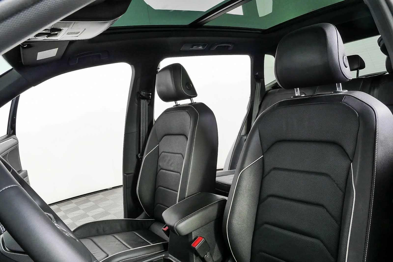 Certified Used 2023 Deep Black Pearl Volkswagen SEL R-Line image 5