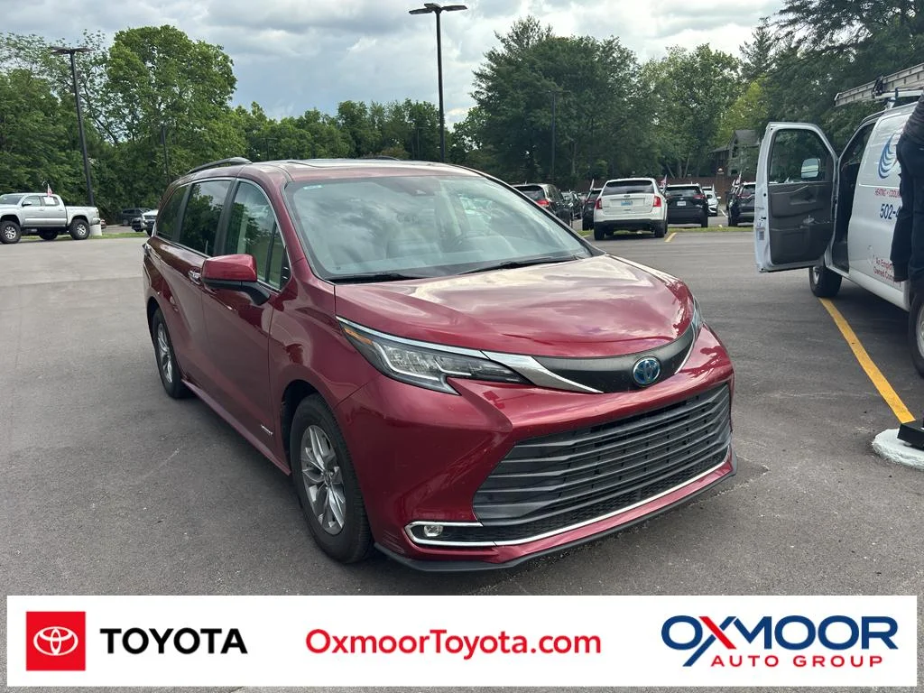 2021 Toyota Sienna XLE 7-Passenger Hybrid FWD's photo