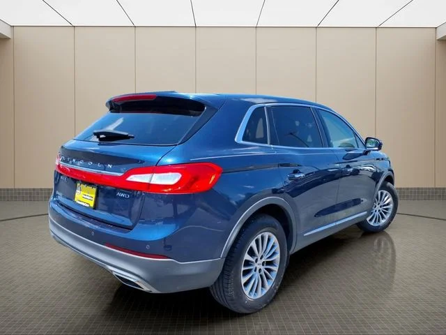 Used 2017 Blue Lincoln Select image 6