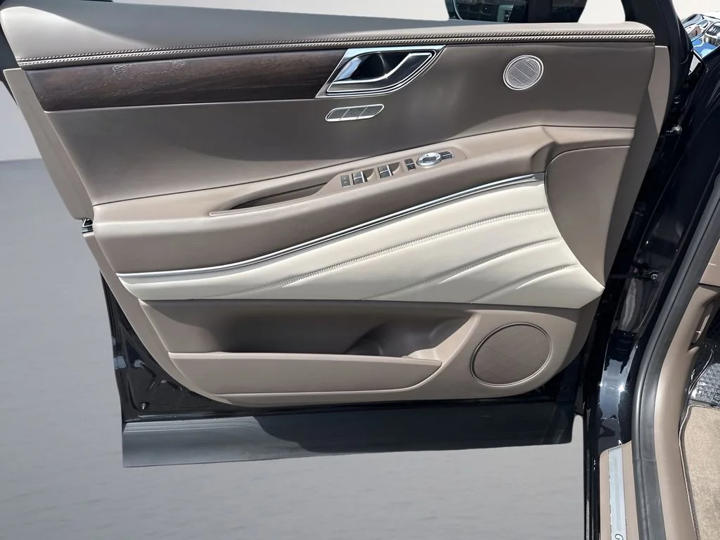 Used 2023  Genesis  image 30