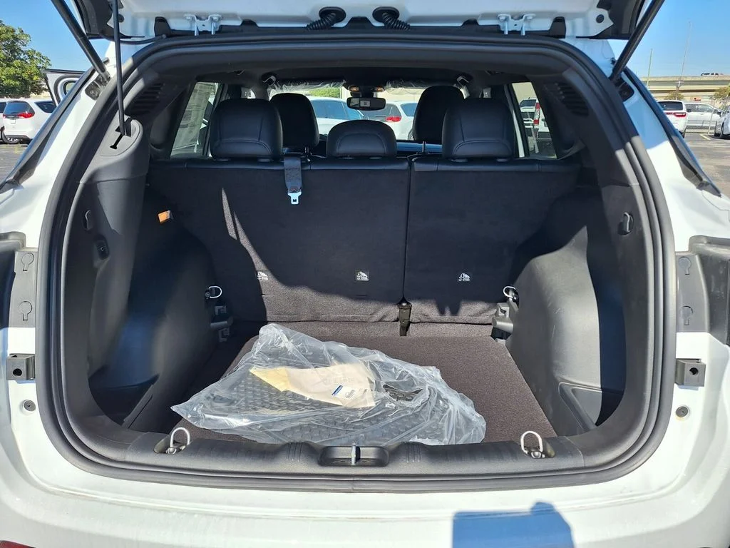 New 2026 Bright White Clearcoat Jeep Latitude image 16