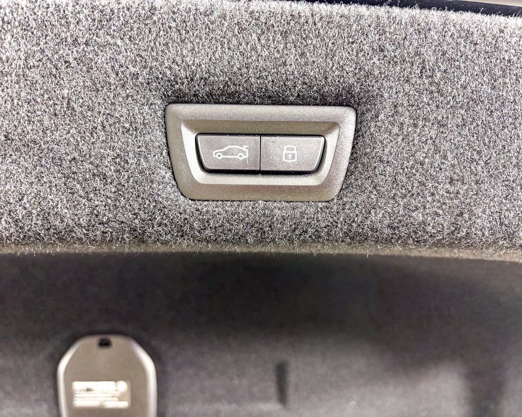 2025 BMW 7 Series 750e - Photo 16