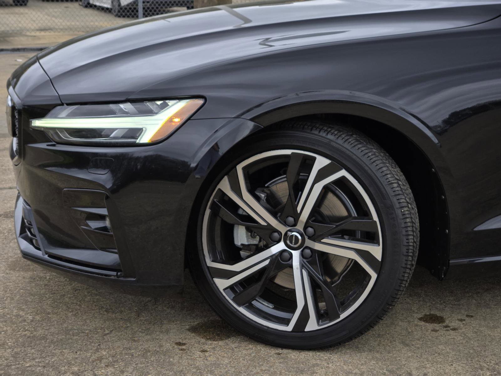 Used 2024 Onyx Black Metallic Volvo Core Dark Theme image 7