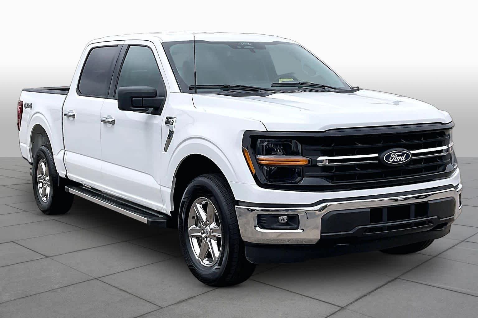 Used 2025 Oxford White Ford XLT image 3