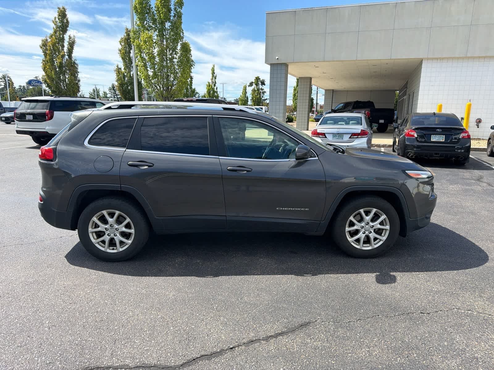 Used 2016 Granite Crystal Metallic Clearcoat Jeep Latitude image 5