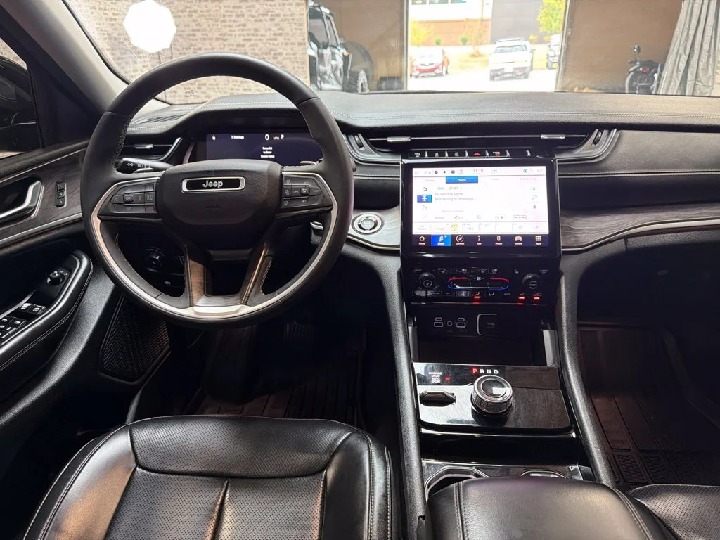 Used 2023 Diamond Black Crystal Pearlcoat Jeep Limited image 16