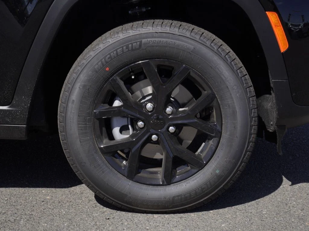 New 2026 Diamond Black Crystal Pearl-Coat Exterior Paint Jeep Laredo Altitude image 9