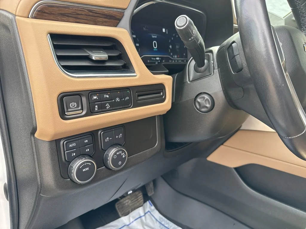 Used 2022 Iridescent Pearl Tricoat Chevrolet Premier image 19