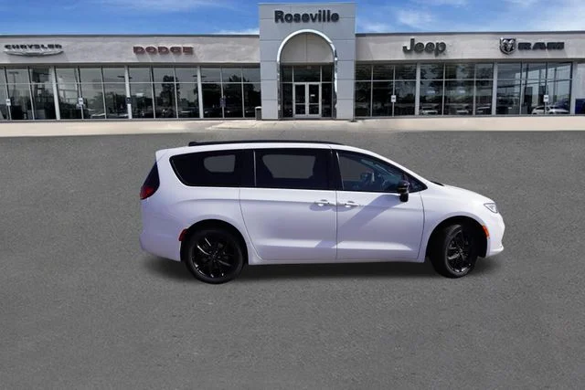 New 2026 Bright White Clear-Coat Exterior Paint Chrysler Limited image 3