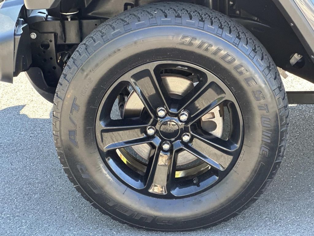 Used 2020 Crystal Metallic Jeep Unlimited Sahara Altitude image 9