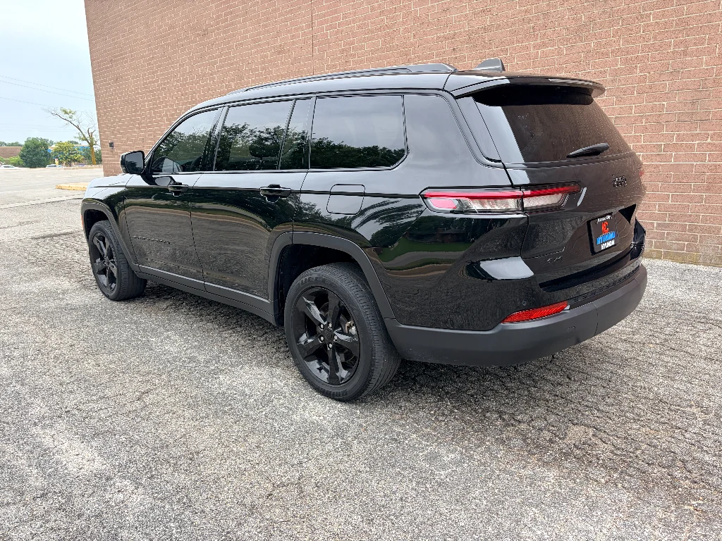 Used 2023 Diamond Black Crystal Pearlcoat Jeep Altitude image 3