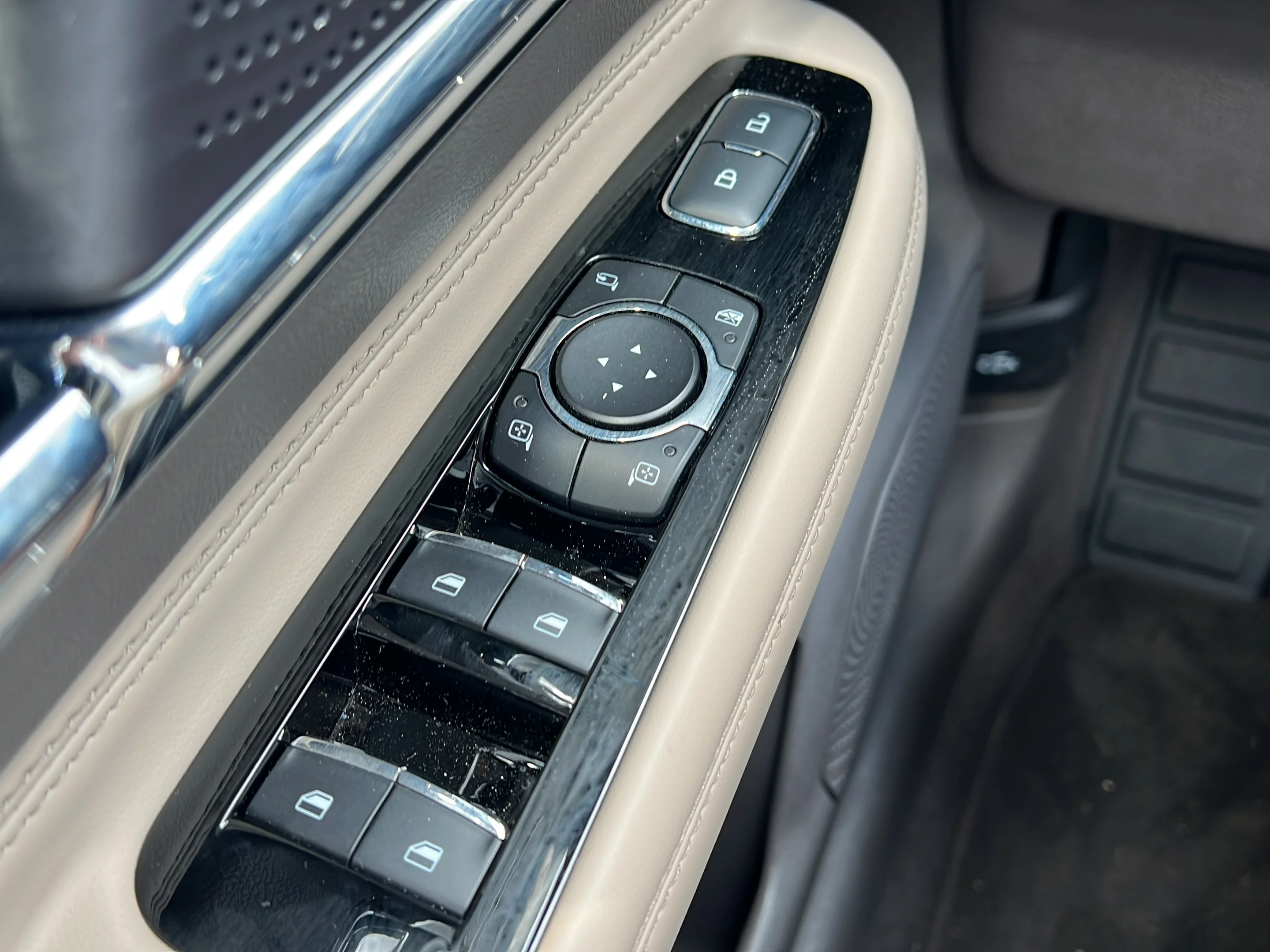 Used 2024 Pearl Metallic Lincoln Premiere image 20