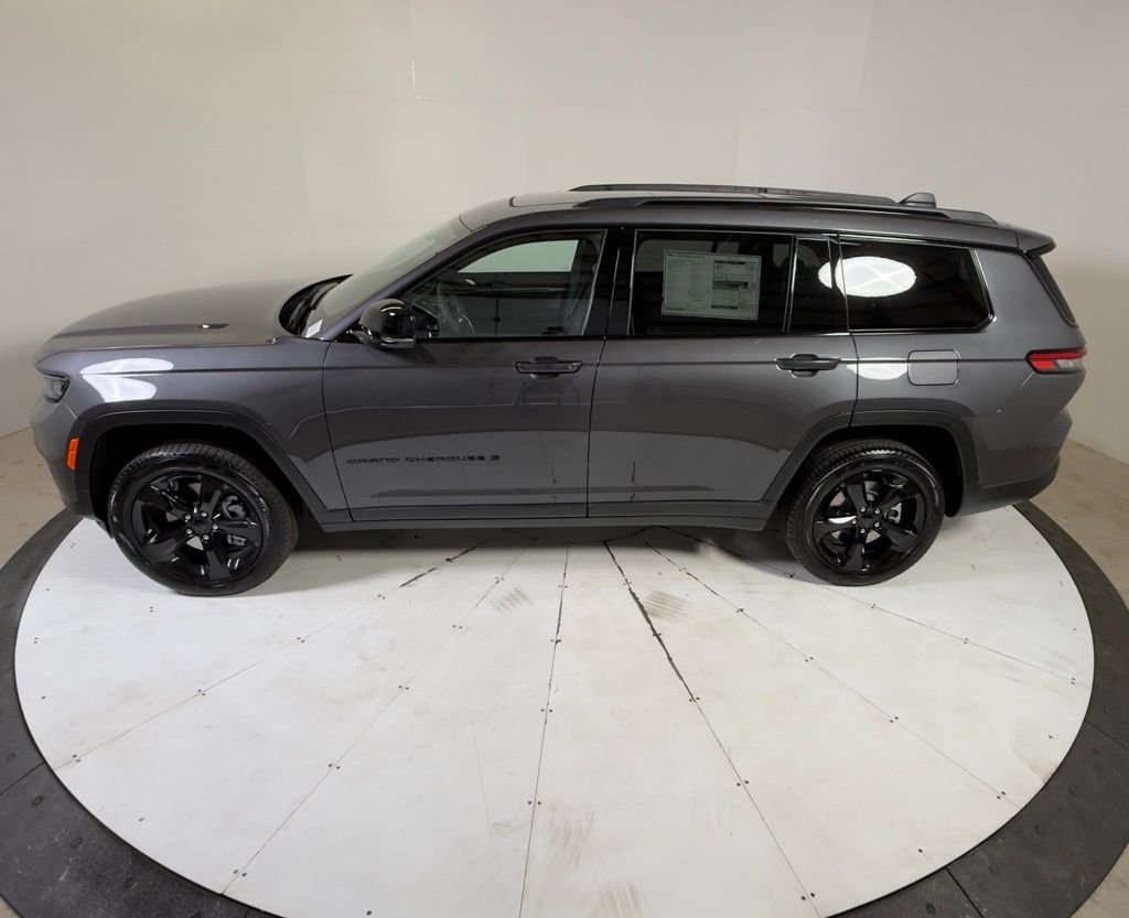 New 2025 Baltic Gray Metallic Clear-Coat Exterior Paint Jeep Limited image 4