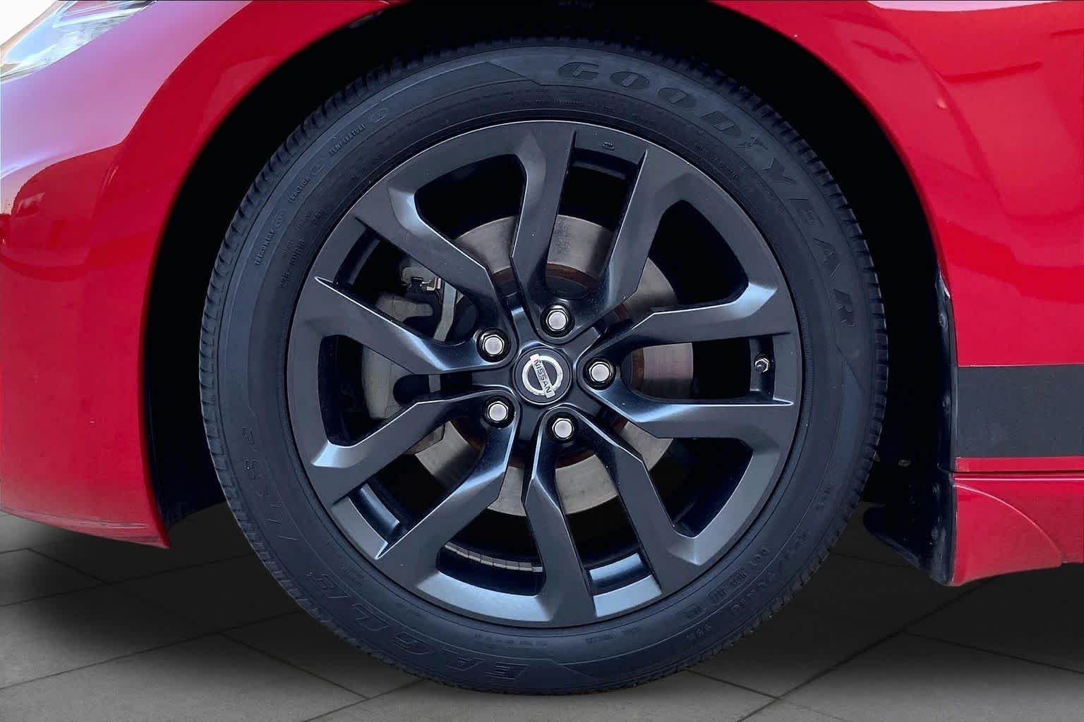 Used 2016 Solid Red Nissan Touring image 11