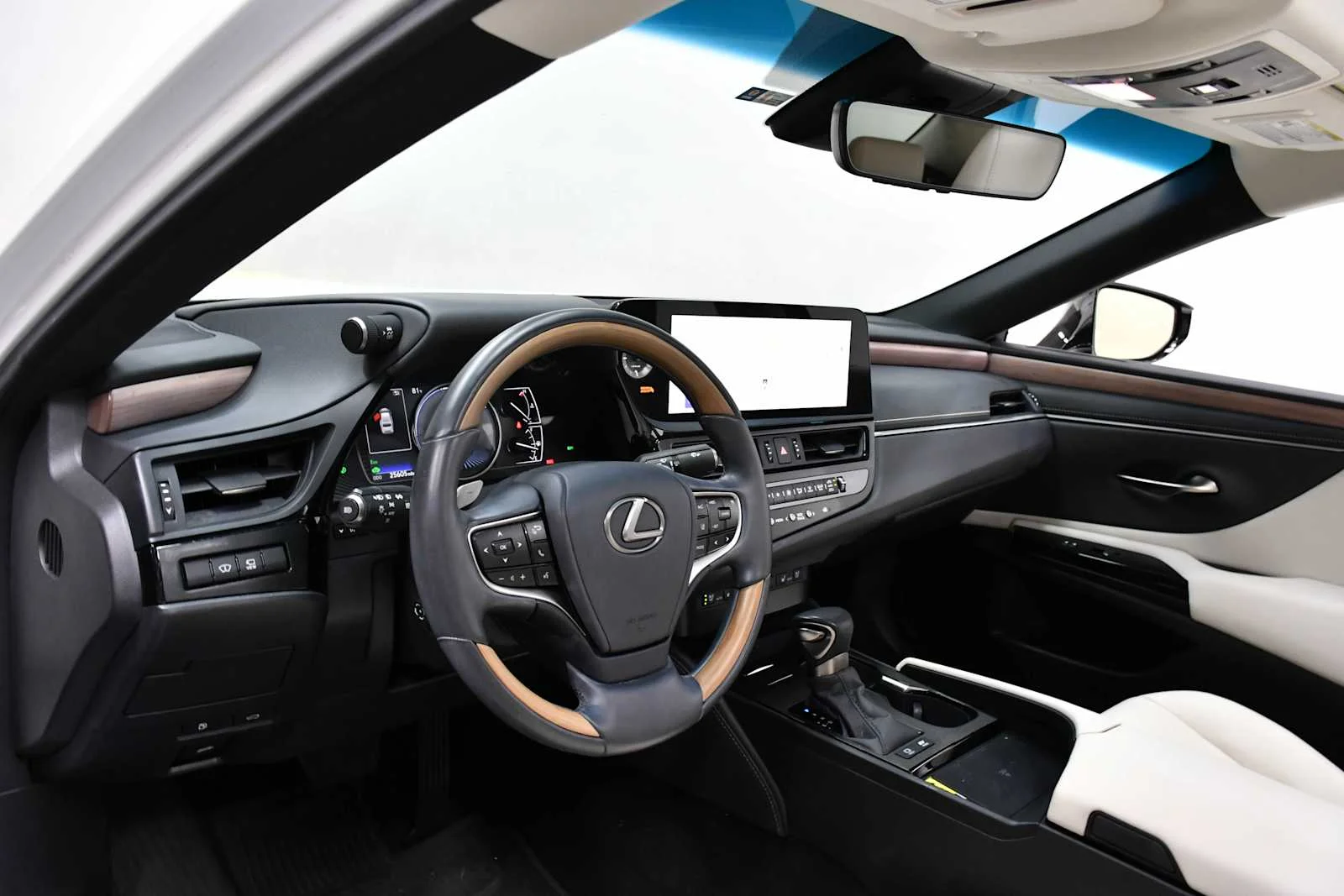 Used 2025 Eminent White Pearl Lexus Luxury image 15