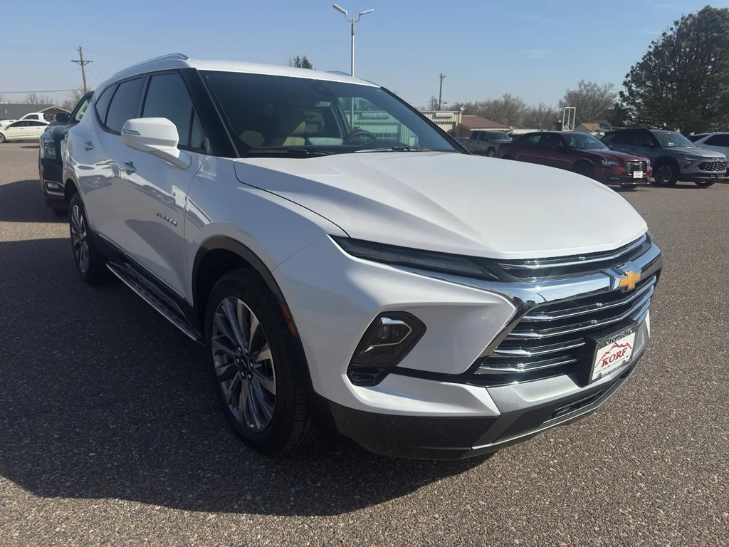 Used 2025 Iridescent Pearl Tricoat Chevrolet Premier image 4