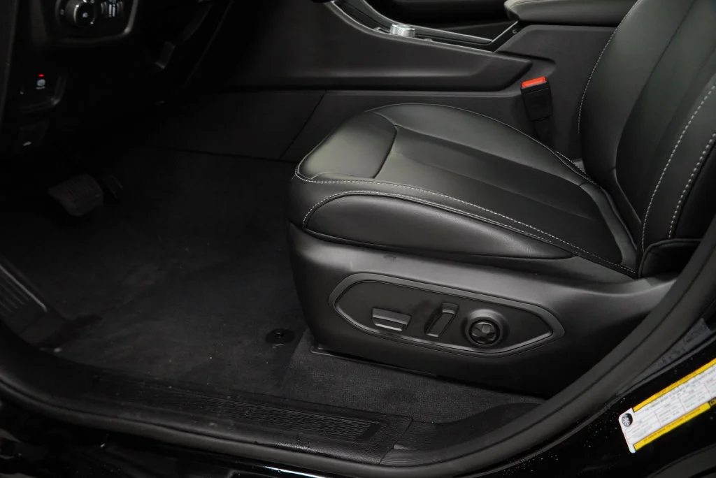 New 2027 High-Gloss Black Paint Jeep Limited image 31
