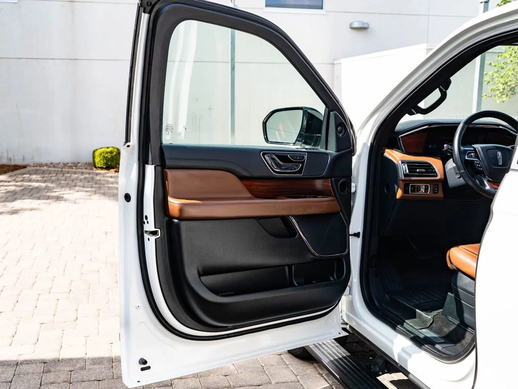 Used 2023 Pristine White Metallic Tri-Coat Lincoln Reserve image 28
