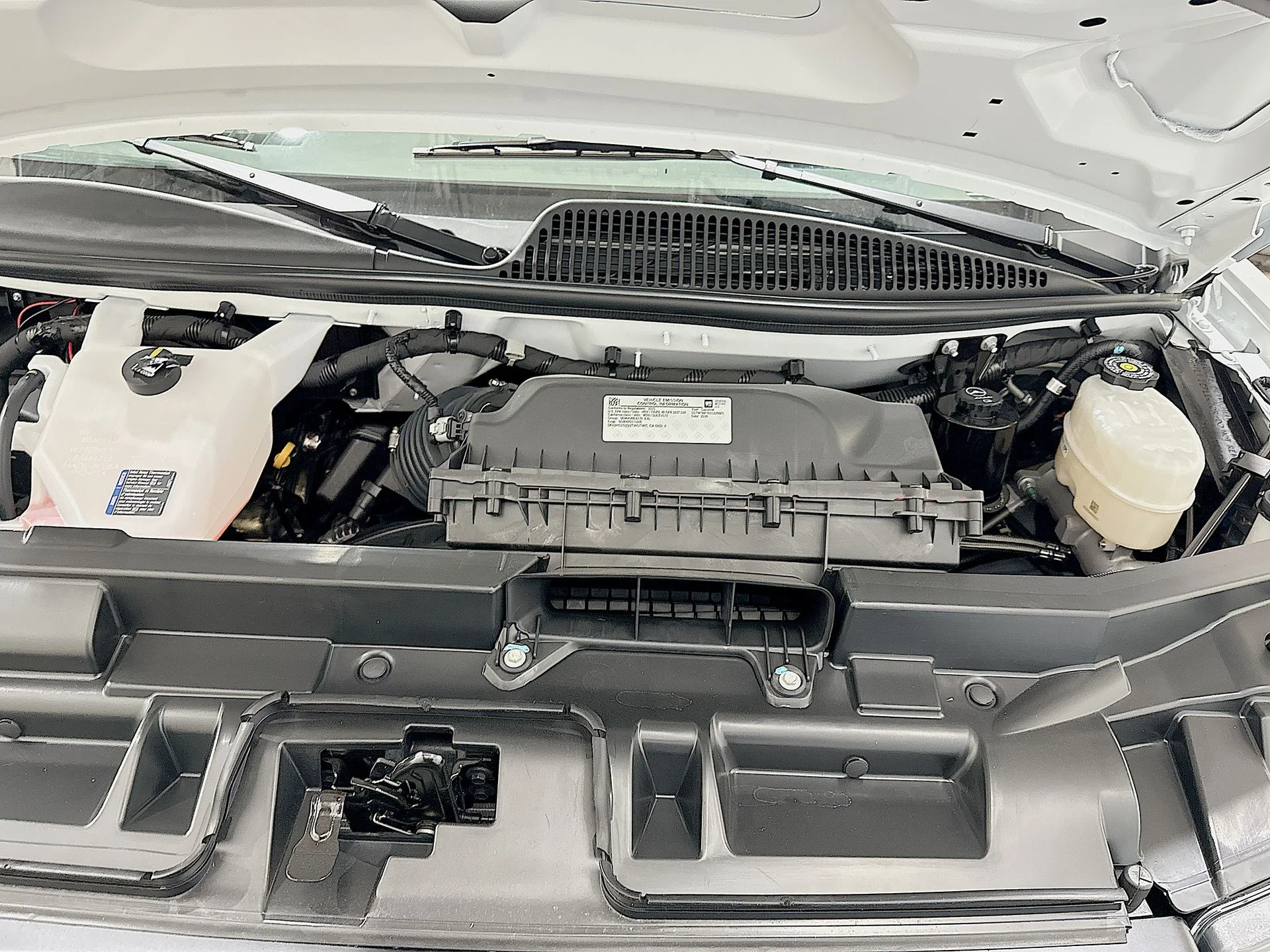 New 2025 Summit White GMC Work Van image 25