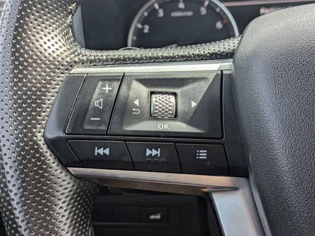 Used 2024  Mitsubishi SE Black Edition image 25