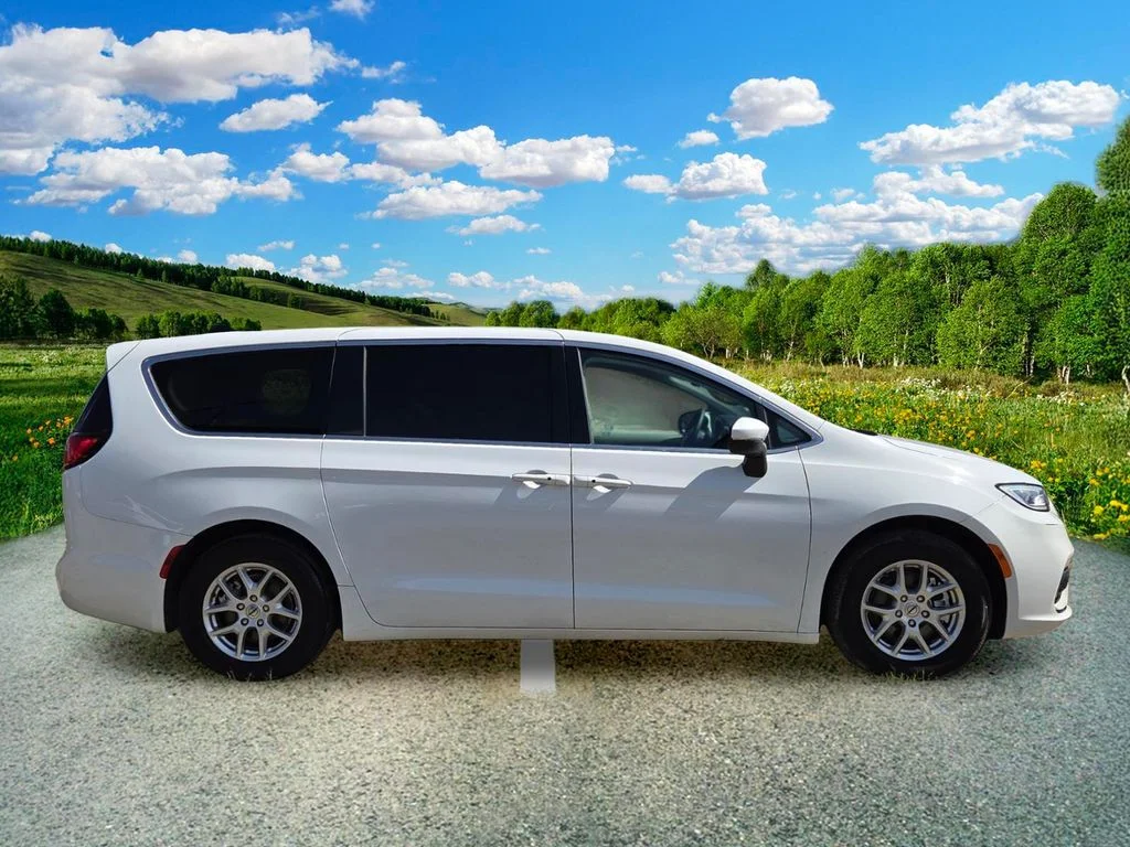 Used 2023 White Chrysler Touring L image 7