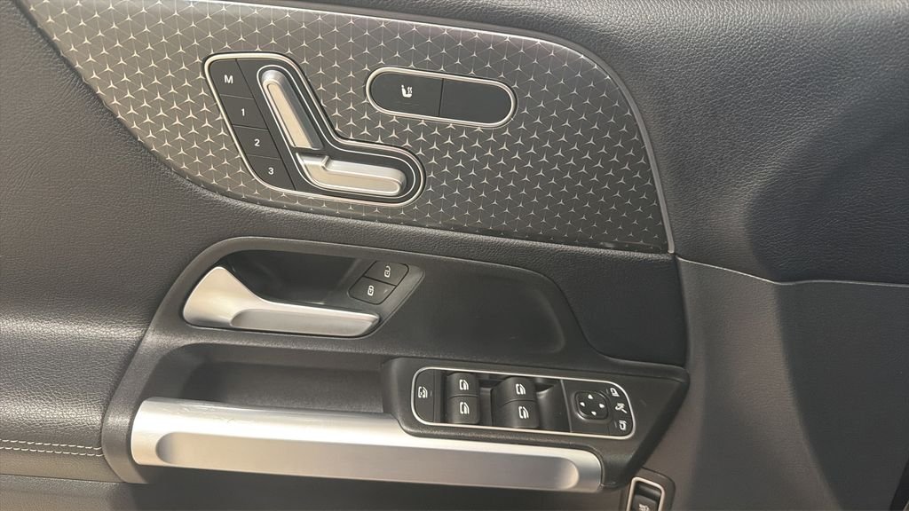 Used 2025 Black Mercedes-Benz GLB 250 image 16