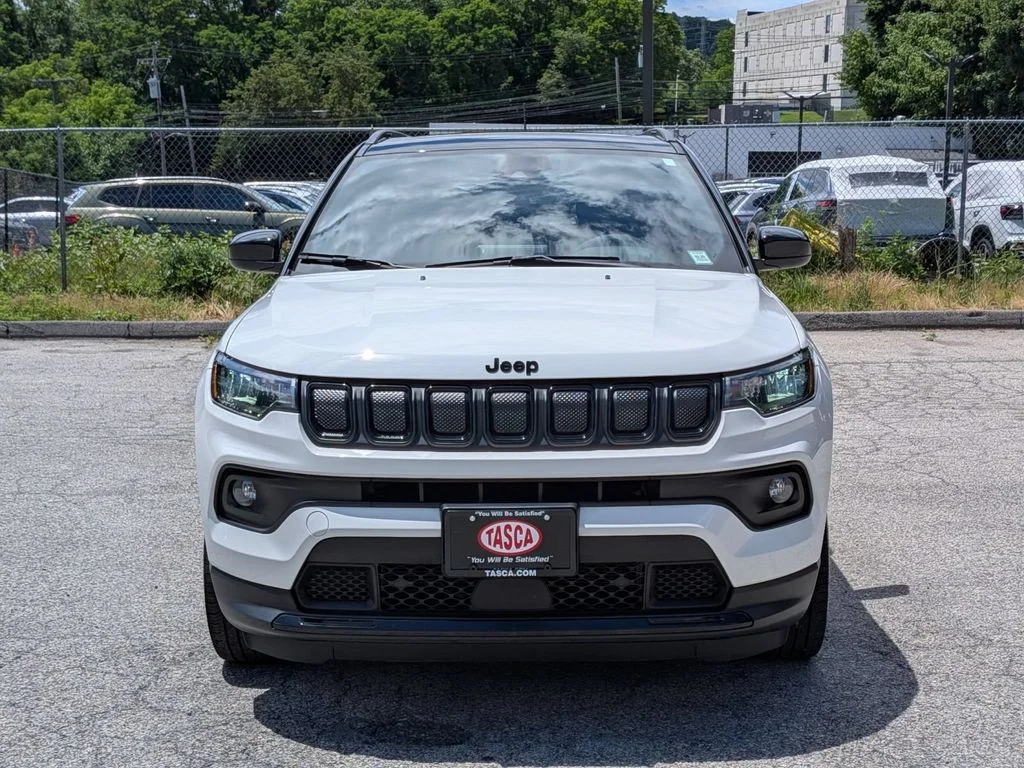 Used 2022 White Jeep Latitude image 10