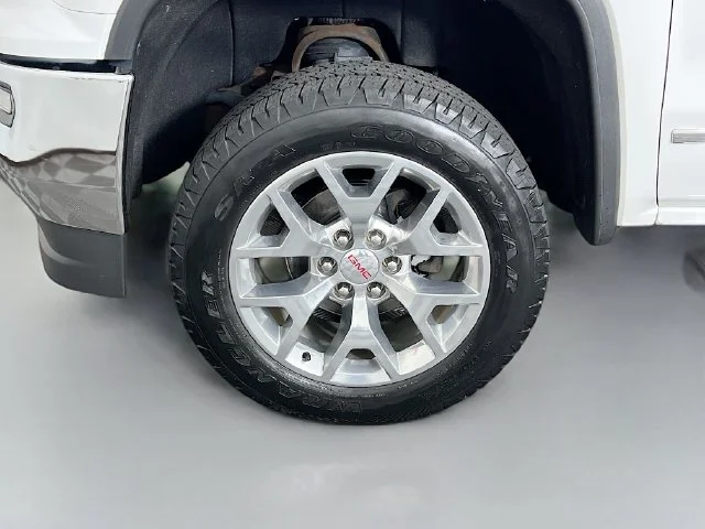 Used 2018 White GMC SLT image 26
